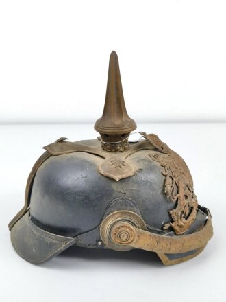 Bayern, Pickelhaube für einen Offizier der Chevaulegers. Dachbodenfund im Fundzustand