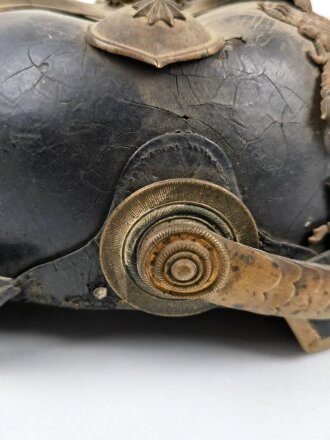 Bayern, Pickelhaube für einen Offizier der Chevaulegers. Dachbodenfund im Fundzustand