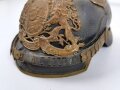 Bayern, Pickelhaube für einen Offizier der Chevaulegers. Dachbodenfund im Fundzustand