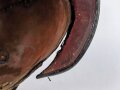 Bayern, Pickelhaube für einen Offizier der Chevaulegers. Dachbodenfund im Fundzustand