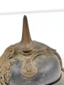 Bayern, Pickelhaube für einen Offizier der Chevaulegers. Dachbodenfund im Fundzustand
