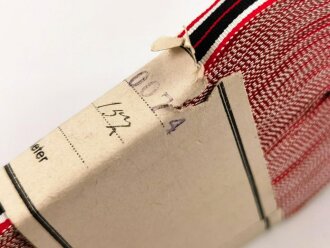 Bündel Ordensband  für die Bandspange zur Kriegsverdienstmedaille 1939.  15mm Breite. In der originalen Banderole, laut dieser 25 Meter