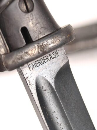 Seitengewehr Modell 84/98 zum k98 der Wehrmacht. Nummerngleiches Stück von F.Herder Solingen, datiert 1939. "Geienigtes" Stück, in originalem Koppelschuh