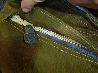 Fallschirmjäger Knochensack Sumpftarn. Schwere Qualität, alle Reissverschlüsse gängig, der Adler neuzeitlich vernäht. Farbfrisches Stück, selten