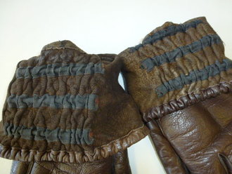 Paar Handschuhe für Fallschirmjäger, die rechte Stulpe mit defektem Gummi,das Futter teilweise entfernt,  getragenes Paar mit leichten Farbunterschieden, diese aber altersbedingt