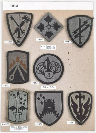 U.S.Army, Sammlung Ärmelabzeichen der 4 th. Infanterie Division, auf Karton getackert