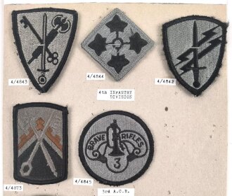 U.S.Army, Sammlung Ärmelabzeichen der 4 th. Infanterie Division, auf Karton getackert