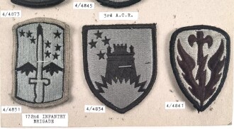 U.S.Army, Sammlung Ärmelabzeichen der 4 th. Infanterie Division, auf Karton getackert