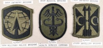 U.S. Army, Sammlung Ärmelabzeichen, Verschiedene Verbände, auf Karton getackert