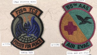 U.S. Air Force, Sammlung Ärmelabzeichen für den Kampfanzug, auf Karton getackert