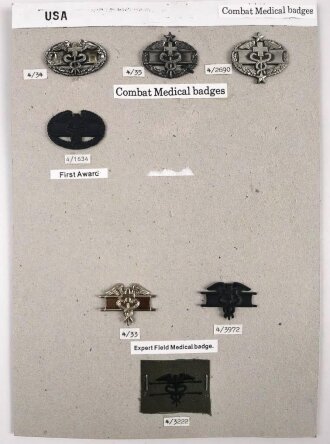 U.S. Combat Medical Bages, Sammlung Abzeichen, auf Karton teils getackert