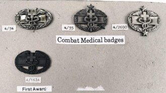 U.S. Combat Medical Bages, Sammlung Abzeichen, auf Karton teils getackert