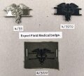 U.S. Combat Medical Bages, Sammlung Abzeichen, auf Karton teils getackert