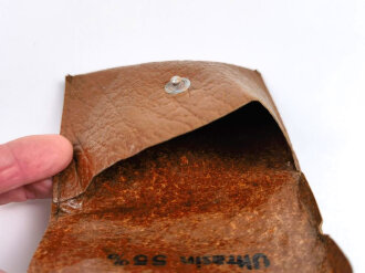 Allgemeine Schutzbrille Wehrmacht in Kunstlederhülle, ungetragenes Stück mit dunklen Ultrasin Gläsern, Beizettel von 1942 innliegend