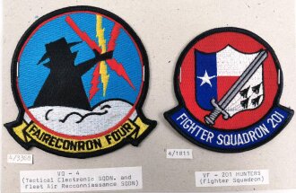 U.S. Navy, Sammlung Ärmelabzeichen, auf Karton getackert
