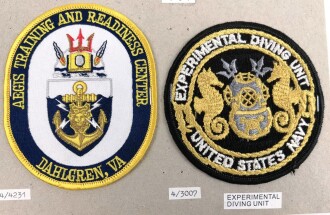 U.S. Navy, Sammlung Ärmelabzeichen, auf Karton getackert