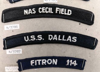 U.S. Navy, Sammlung Ärmelabzeichen, auf Karton getackert