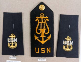 U.S. Navy / Musikkorps, einzelnes Schulterstück, ein paar Schulterklappen Überschübe und ein Abzeichen zum Anstecken, auf Karton getackert