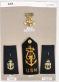 U.S. Navy / Musikkorps, einzelnes Schulterstück, ein paar Schulterklappen Überschübe und ein Abzeichen zum Anstecken, auf Karton getackert
