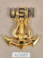U.S. Navy / Musikkorps, einzelnes Schulterstück, ein paar Schulterklappen Überschübe und ein Abzeichen zum Anstecken, auf Karton getackert