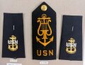 U.S. Navy / Musikkorps, einzelnes Schulterstück, ein paar Schulterklappen Überschübe und ein Abzeichen zum Anstecken, auf Karton getackert