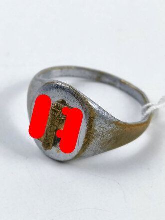 Fingerring , Liktorenbündel auf Hakenkreuz, jeweils erhaben in Messing aufgelegt. Getragenes Stück , Höhe 14mm