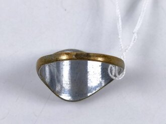 Fingerring , Liktorenbündel auf Hakenkreuz, jeweils erhaben in Messing aufgelegt. Getragenes Stück , Höhe 14mm