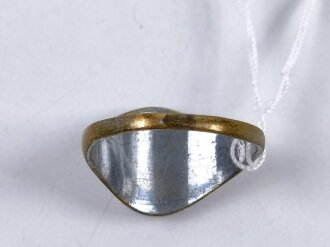 Fingerring , Liktorenbündel auf Hakenkreuz, jeweils erhaben in Messing aufgelegt. Getragenes Stück , Höhe 14mm