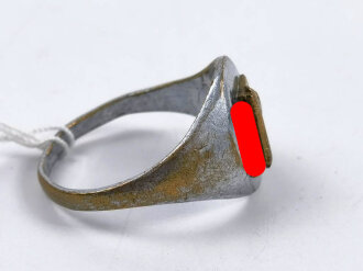 Fingerring , Liktorenbündel auf Hakenkreuz, jeweils erhaben in Messing aufgelegt. Getragenes Stück , Höhe 14mm
