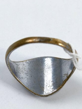 Fingerring , Liktorenbündel auf Hakenkreuz, jeweils erhaben in Messing aufgelegt. Getragenes Stück , Höhe 14mm