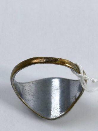 Fingerring , Liktorenbündel auf Hakenkreuz, jeweils erhaben in Messing aufgelegt. Getragenes Stück , Höhe 14mm