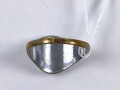 Fingerring , Liktorenbündel auf Hakenkreuz, jeweils erhaben in Messing aufgelegt. Getragenes Stück , Höhe 14mm