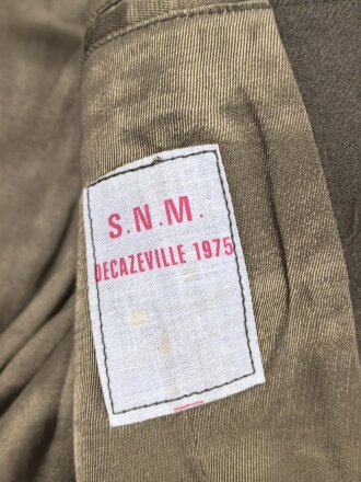 Frankreich, Uniformjacke und Hose eines Angehörigen im 2. Armeekorps. Guter Zustand, die Jacke datiert 1975