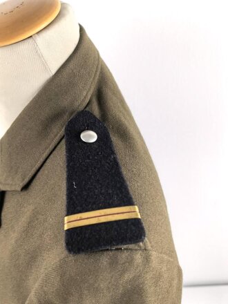 Frankreich, Uniformjacke und Hose eines Angehörigen im 2. Armeekorps. Guter Zustand, die Jacke datiert 1975