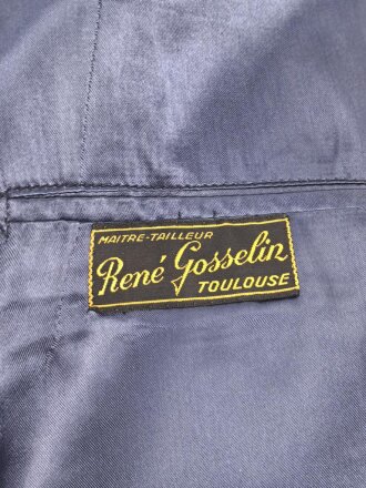 Frankreich, Jacke und Hose blau mit original vernähten Effekten. Alter unbekannt.