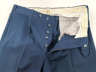 Frankreich, Jacke und Hose blau mit original vernähten Effekten. Alter unbekannt.