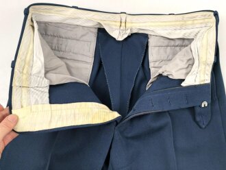 Frankreich, Jacke und Hose blau mit original vernähten Effekten. Alter unbekannt.