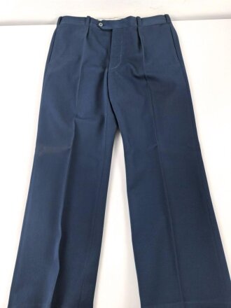 Frankreich, Jacke und Hose blau mit original vernähten Effekten. Alter unbekannt.