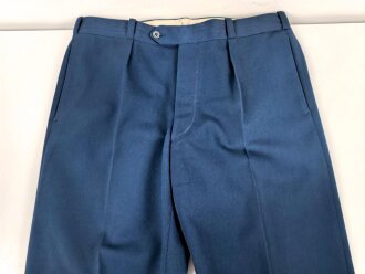 Frankreich, Jacke und Hose blau mit original vernähten Effekten. Alter unbekannt.