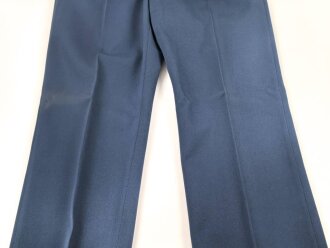 Frankreich, Jacke und Hose blau mit original vernähten Effekten. Alter unbekannt.