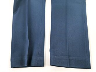 Frankreich, Jacke und Hose blau mit original vernähten Effekten. Alter unbekannt.