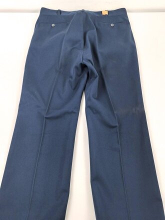 Frankreich, Jacke und Hose blau mit original vernähten Effekten. Alter unbekannt.