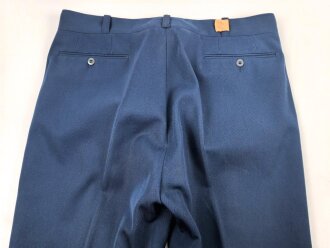 Frankreich, Jacke und Hose blau mit original vernähten Effekten. Alter unbekannt.