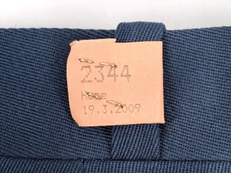 Frankreich, Jacke und Hose blau mit original vernähten Effekten. Alter unbekannt.