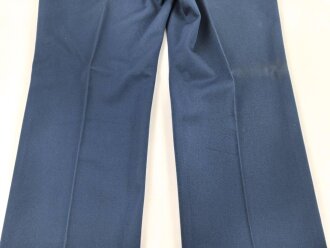 Frankreich, Jacke und Hose blau mit original vernähten Effekten. Alter unbekannt.