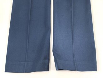 Frankreich, Jacke und Hose blau mit original vernähten Effekten. Alter unbekannt.