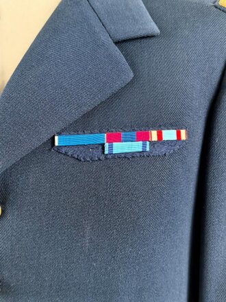 Frankreich, Jacke und Hose blau mit original vernähten Effekten. Alter unbekannt.