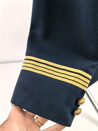 Frankreich, Jacke und Hose blau mit original vernähten Effekten. Alter unbekannt.