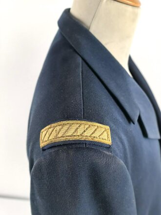 Frankreich, Jacke und Hose blau mit original vernähten Effekten. Alter unbekannt.