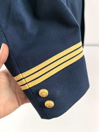 Frankreich, Jacke und Hose blau mit original vernähten Effekten. Alter unbekannt.